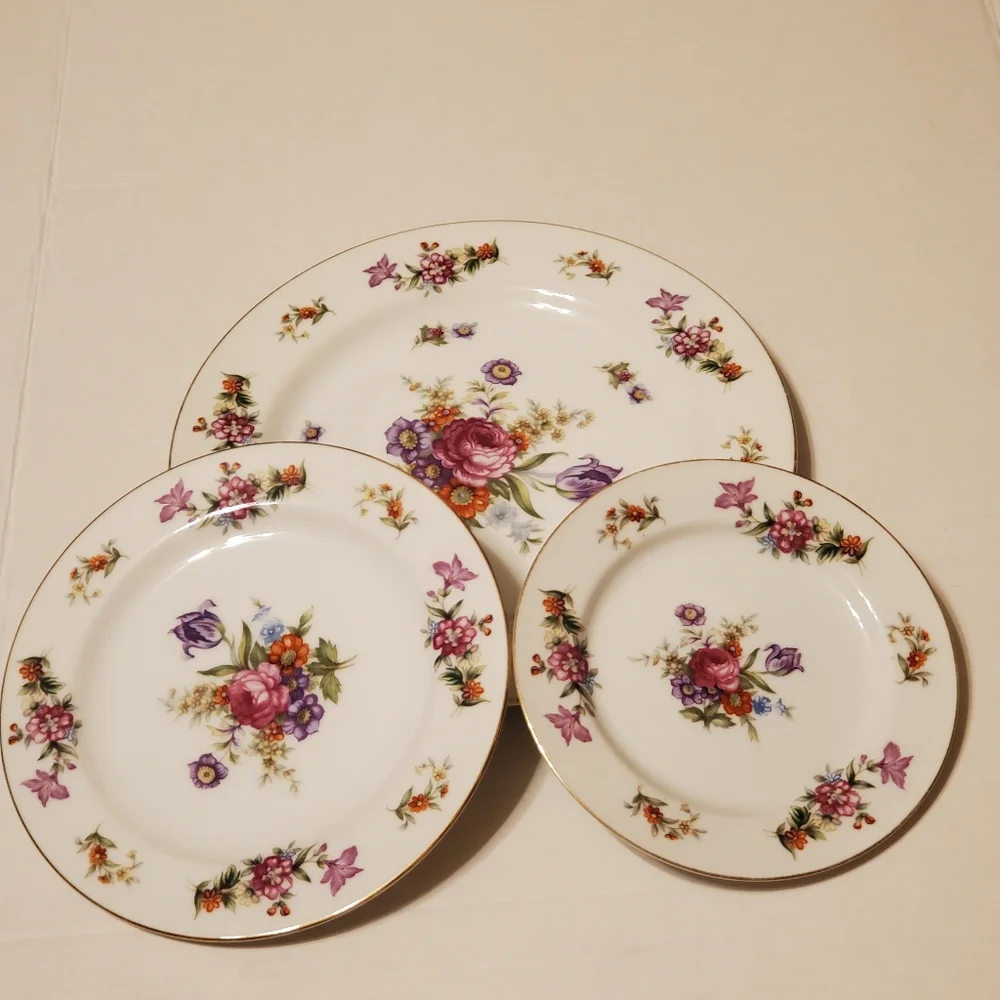 Harmony House Dresdania Plates - Picture 1 of 16